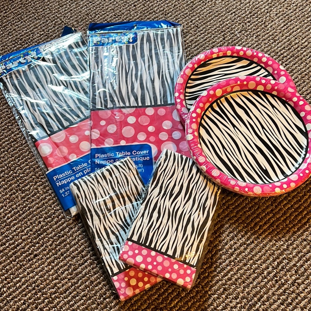Party pack bundle new in package 
buffet plates, table covers and buffet napkins